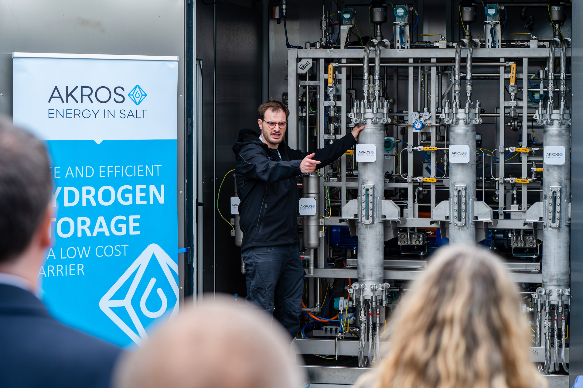 Akros Pilotanlage für die Speicherung von Wasserstoff in Salzen. Erklärung durch Johannes Emigholz an der geöffneten Anlage