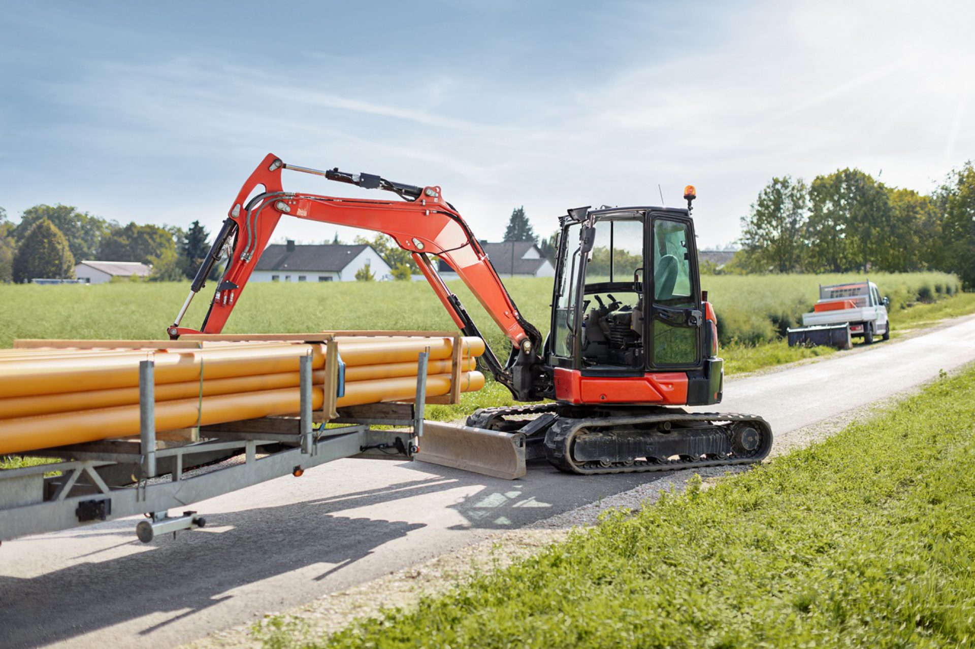 Bagger mit Rohren für die Gas bzw. Wasserstoffversorgung